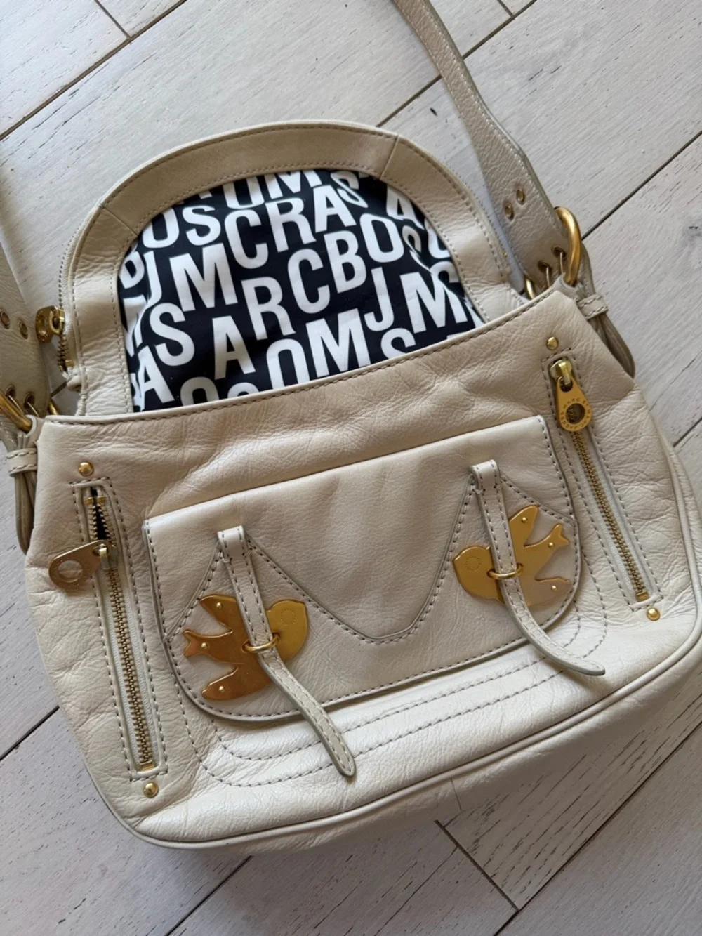 Marc Jacobs Cream Leather Shoulder Bag with Gold Hardware - Picture 4 of 11
